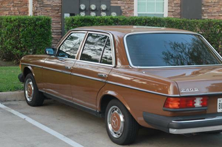 Illustration for article titled It Doesn't Get Any More Jalopnik Than A Cheap Brown 4-Speed Diesel Mercedes-Benz Sedan